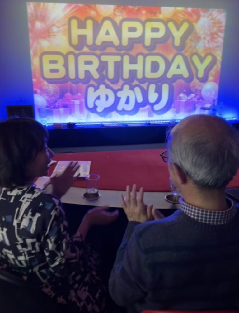 ご夫婦で感動！マジックショー終盤の誕生日サプライズ体験