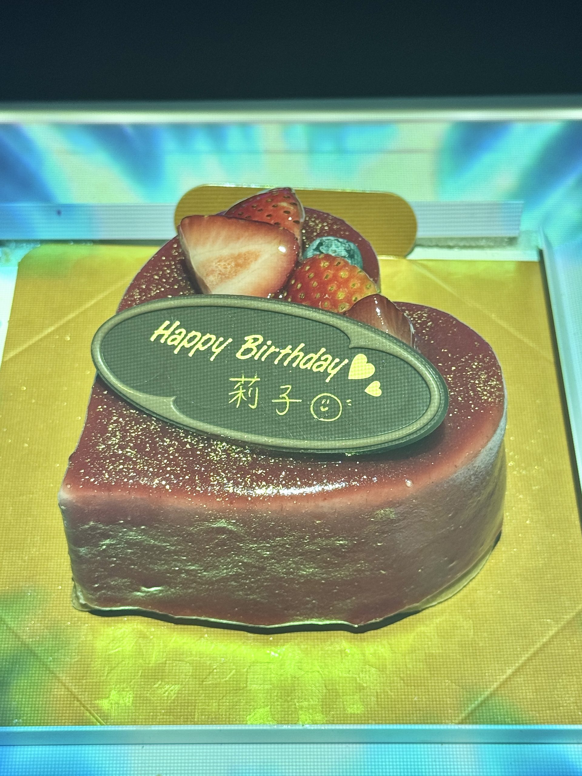 友達のお祝いで用意された誕生日ケーキ