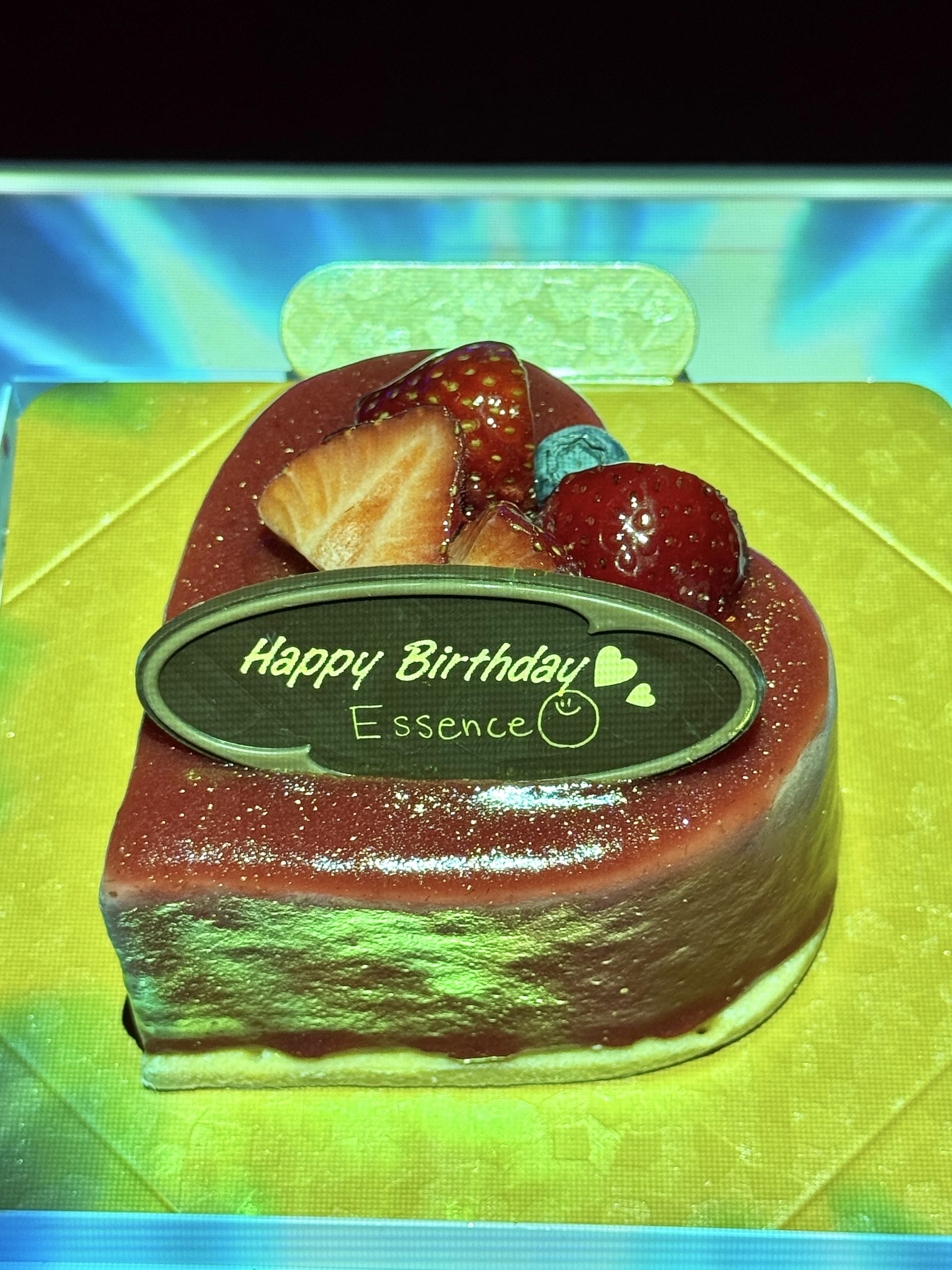 みのるくんとたかしくんの誕生日サプライズでマジックから登場したフルーツデコレーションケーキ