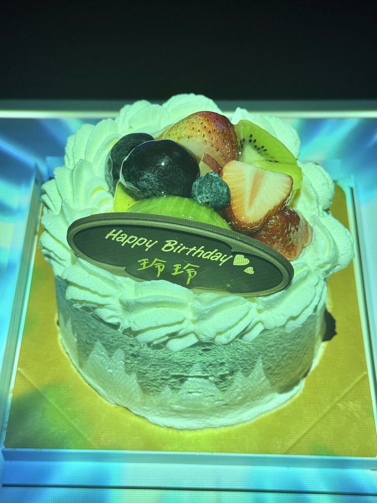 マジックで出現した玲玲さんへのフルーツデコレーション誕生日ケーキ