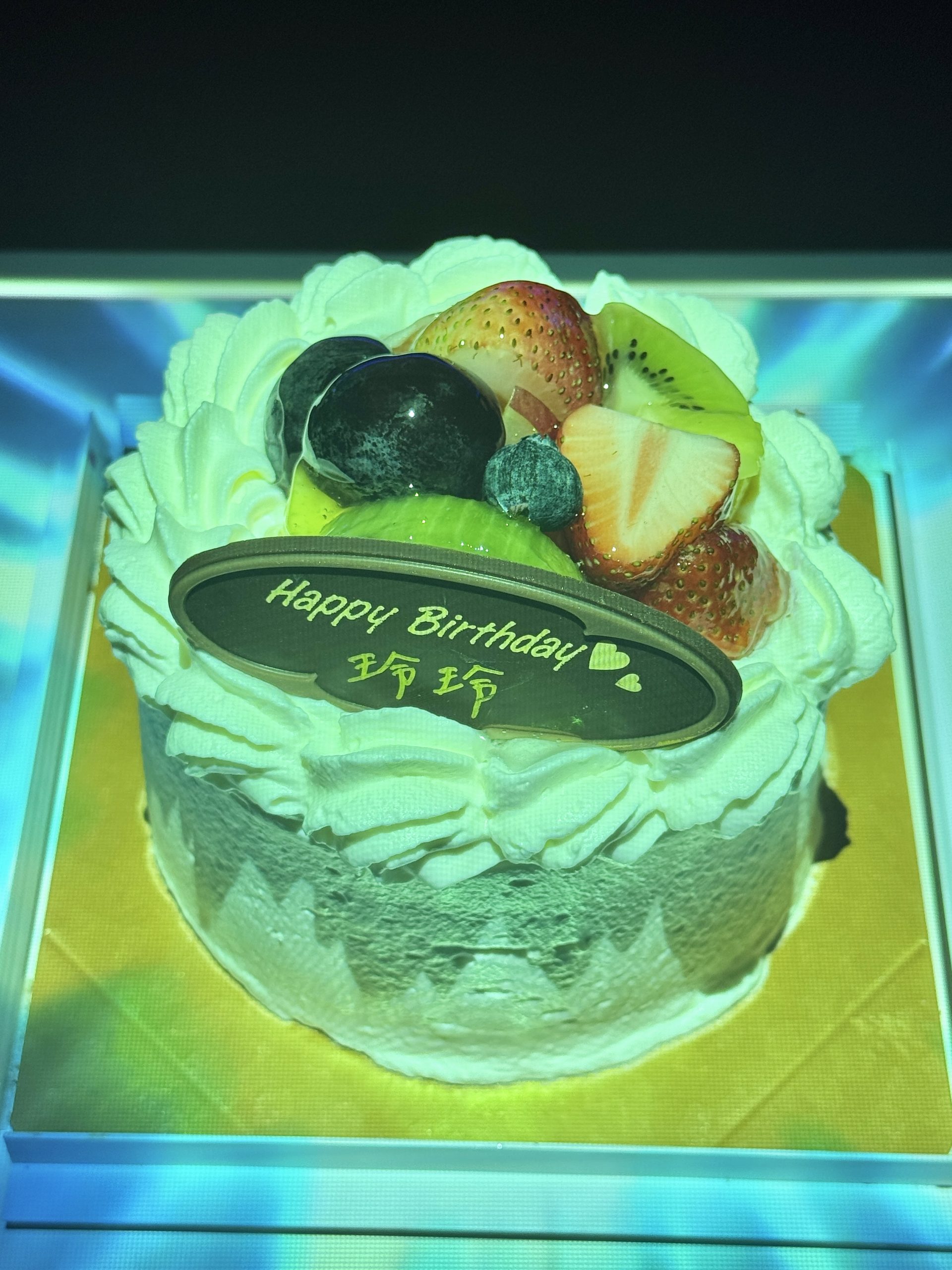 恋人への誕生日サプライズで用意されたケーキ