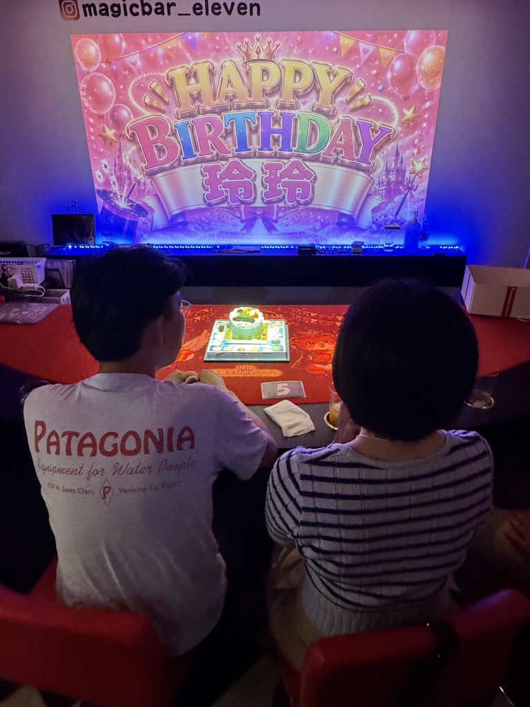 大阪の誕生日サプライズを二人で楽しむ玲玲さんとカップルの様子