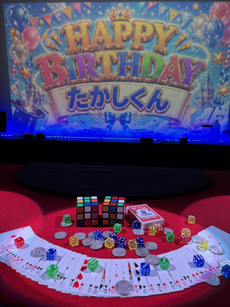 大阪で彼氏への誕生日サプライズとしてスクリーンにHAPPY BIRTHDAYたかしくんと表示された様子