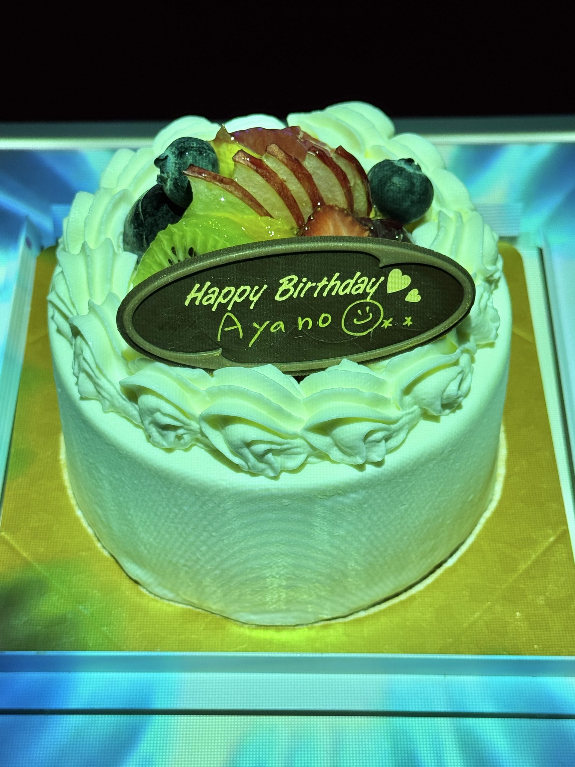大阪で彼女への誕生日サプライズとしてマジックから登場したAyanoさんのバースデーケーキ