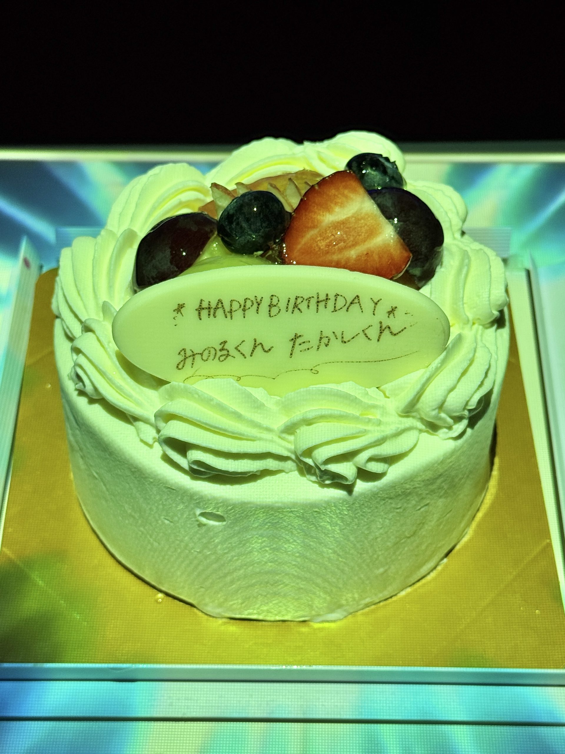 みのるくんとたかしくんの誕生日サプライズでマジックから登場したフルーツデコレーションケーキ