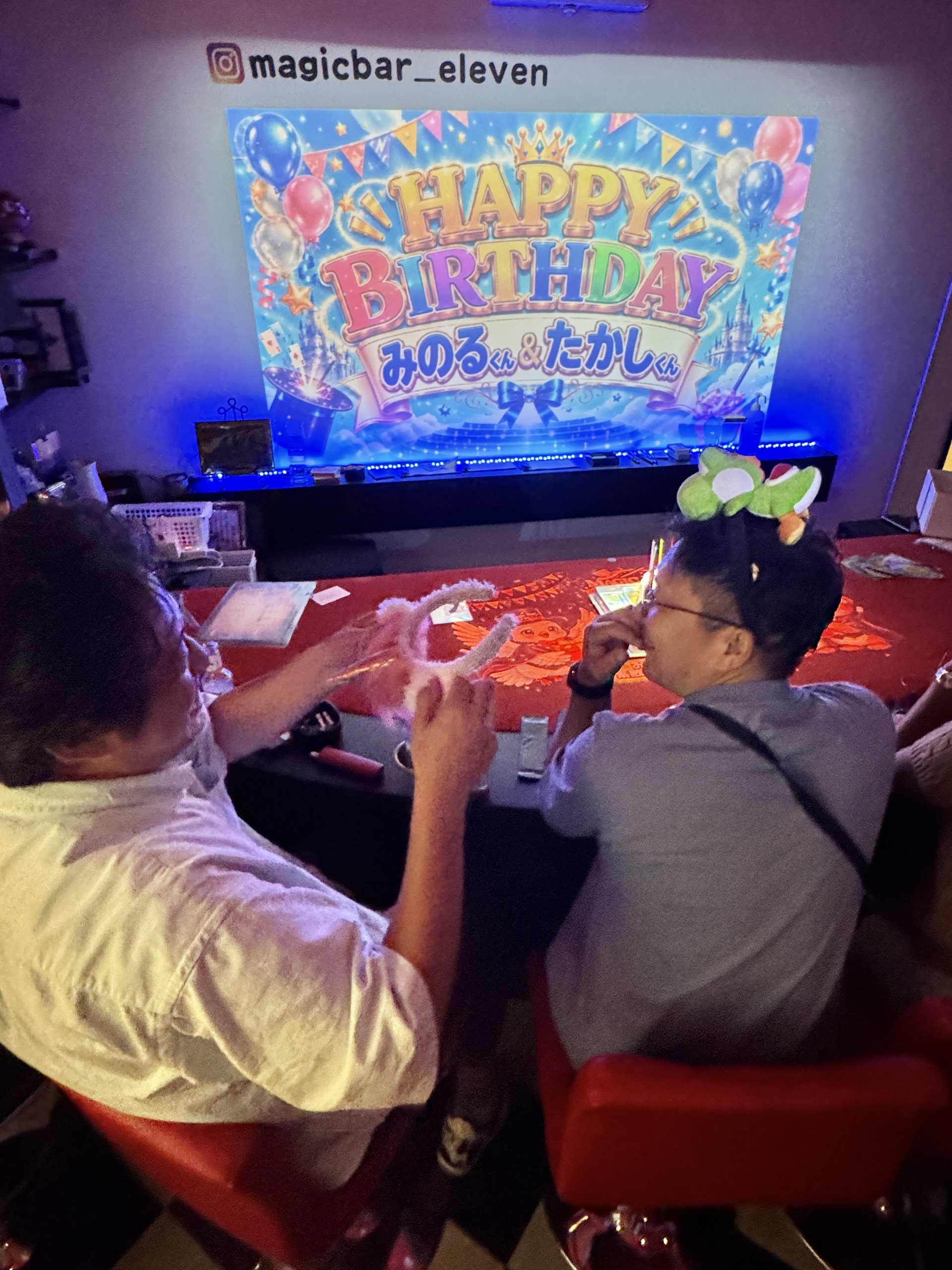 誕生日サプライズの映像演出を楽しむ主役のみのるくんとたかしくん