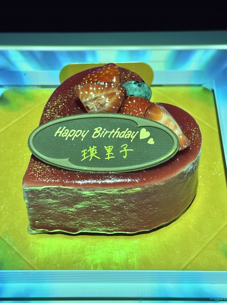 瑛里子さんへの家族の誕生日サプライズでマジックから登場したハート型レアチーズケーキ