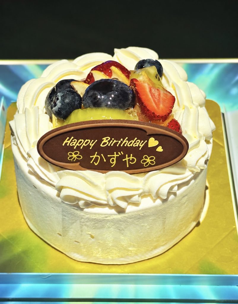 かずやさんの誕生日サプライズでマジックから登場したフルーツデコレーションケーキ