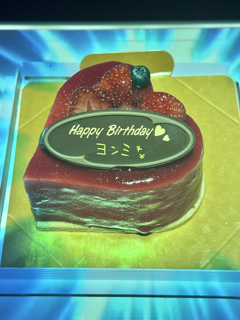 彼女ヨンミさんへの誕生日サプライズでマジックから登場したハート型レアチーズケーキ