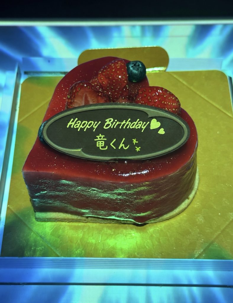 彼氏の竜くんへの誕生日サプライズでマジックから登場したハート型レアチーズケーキ