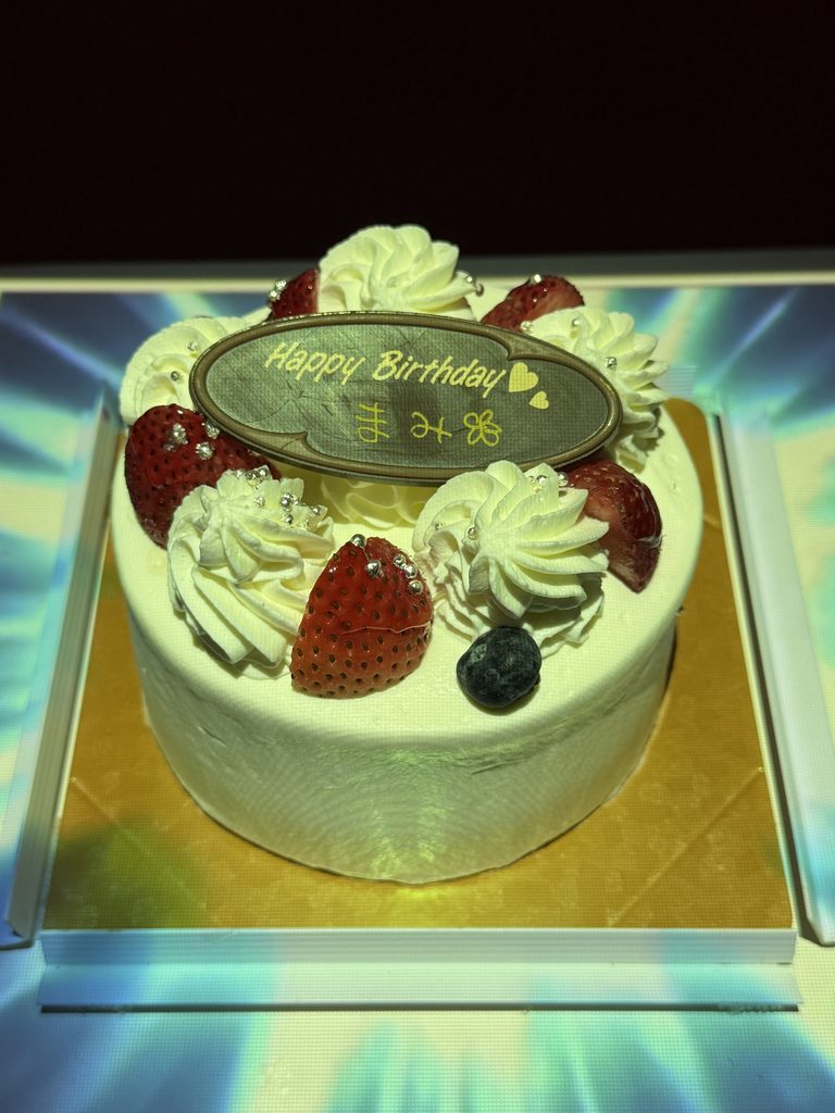 まみさんの誕生日サプライズでマジックから登場したイチゴデコレーションケーキ