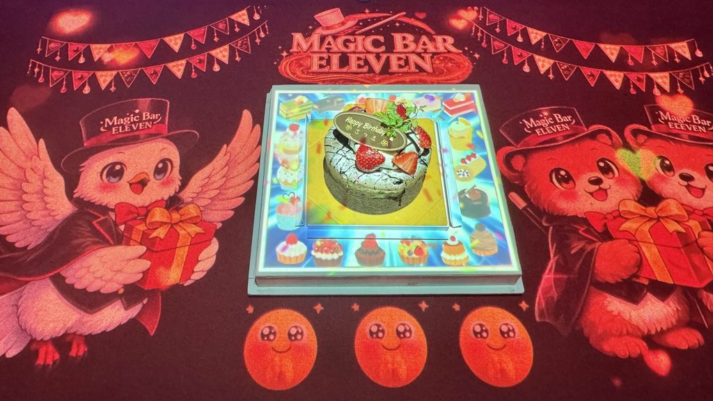 さつきさんの誕生日ケーキを囲むテーブル上のプロジェクションマッピング