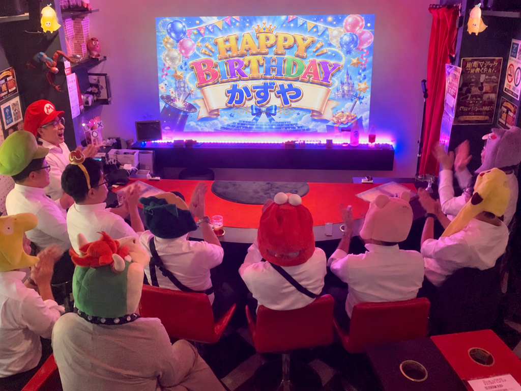 大阪でかずやさんへの誕生日サプライズを職場仲間がスマートフォンで撮影する様子