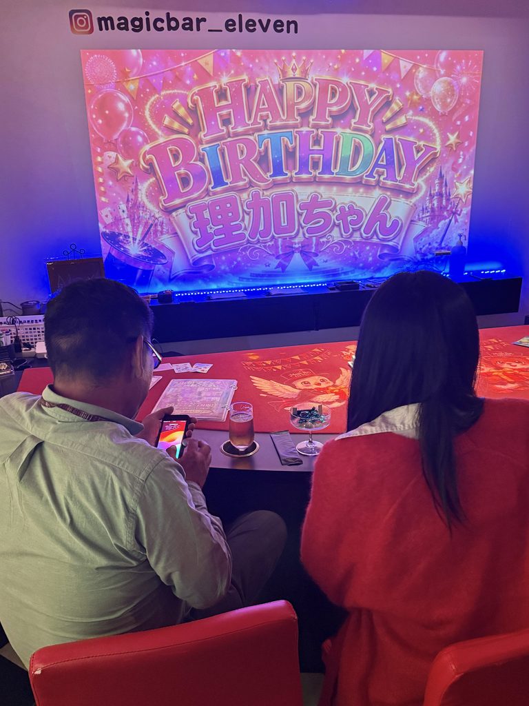 理加ちゃんへの誕生日サプライズ演出をスマートフォンで撮影するお客様