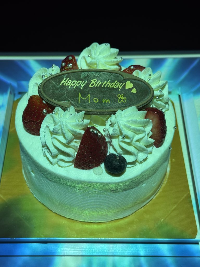 大阪旅行中のMomへの誕生日サプライズでマジックから登場したイチゴデコレーションケーキ