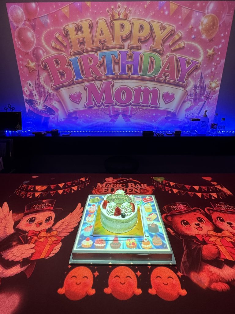 大阪旅行中のMomを祝うスクリーンとテーブルのダブル映像演出
